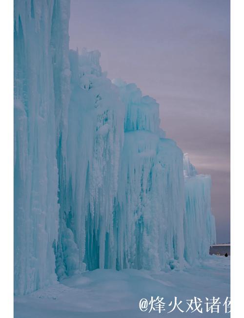 冬日赛里木湖华丽展现,冰推冰泡冰花点缀奇景 冬日赛里木湖华丽展现,冰推冰泡冰花点缀奇景